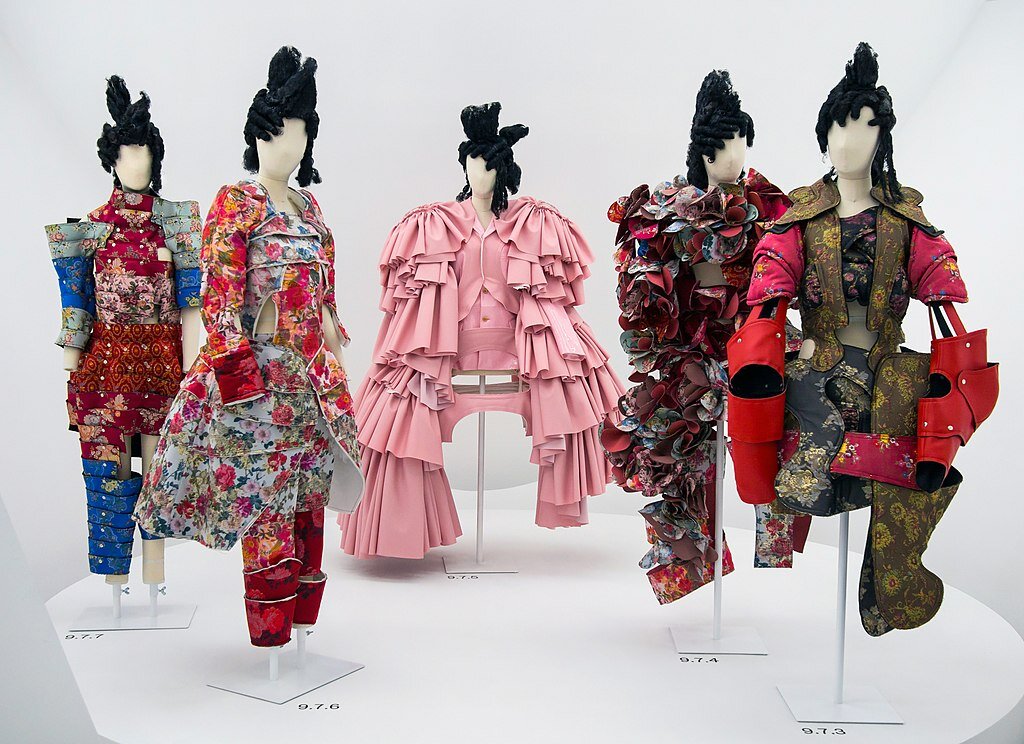 «Comme des Garçons Art of the In-Between», Rei Kawakubo / Wikimedia Commons