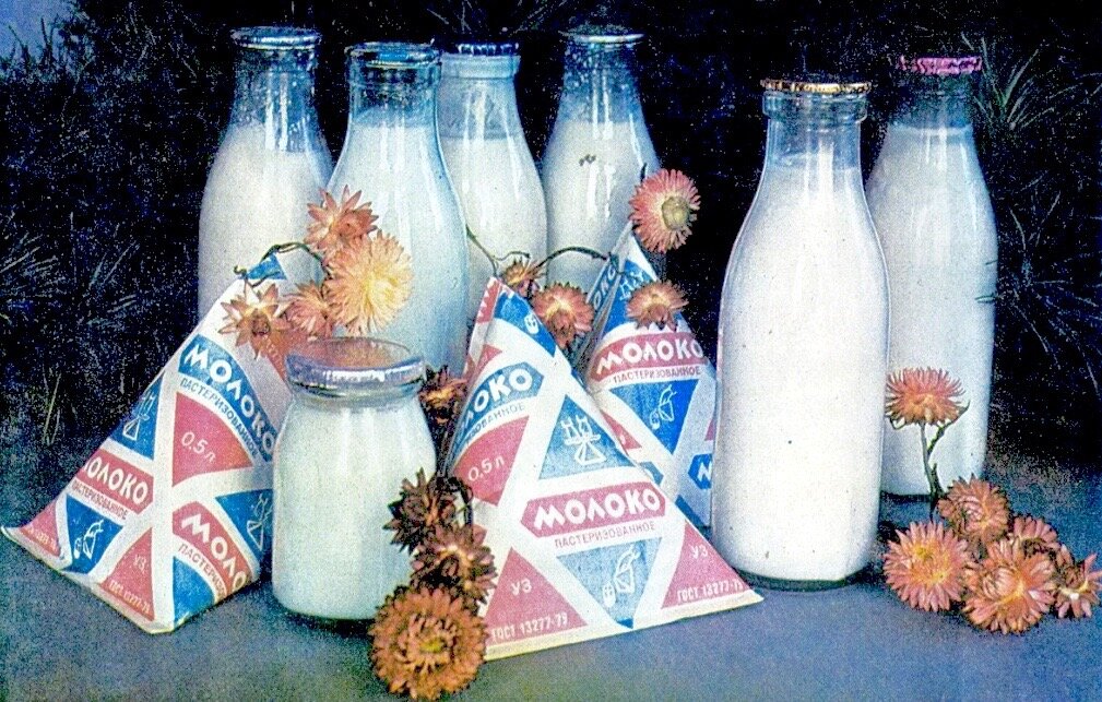 Бутылки с молочными продуктами и пакеты с молоком.