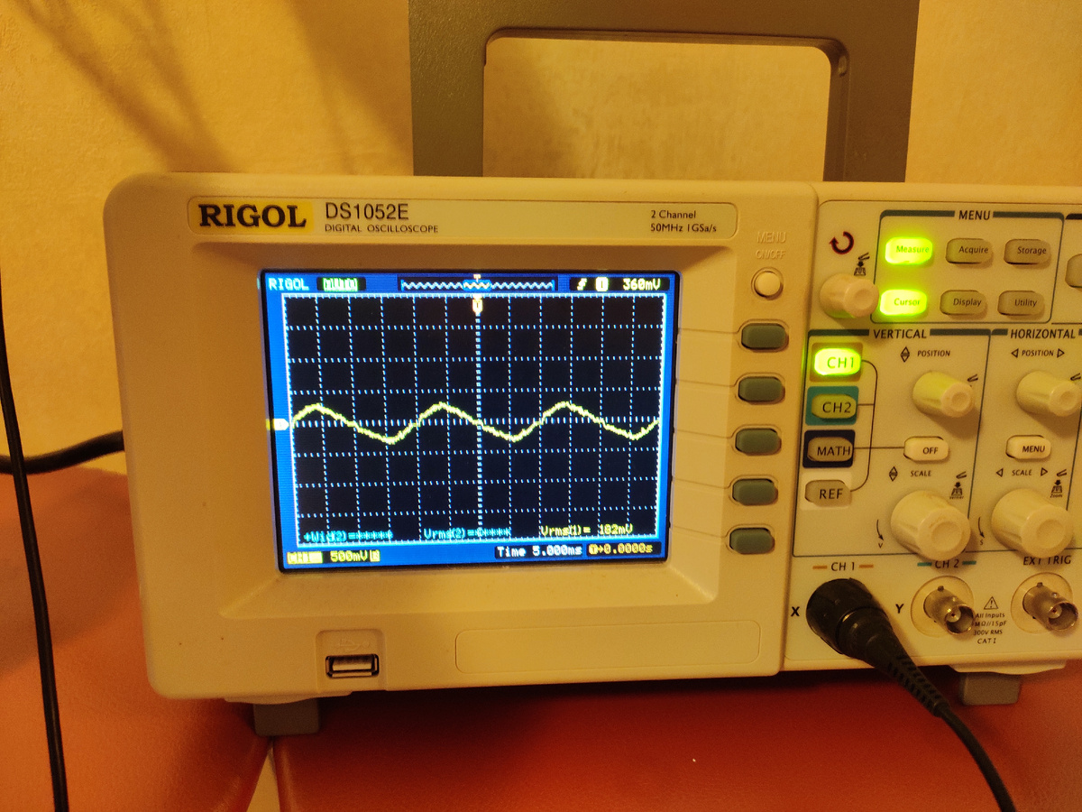 Для сравнения, показания осциллографа в комнате. Фото автора.