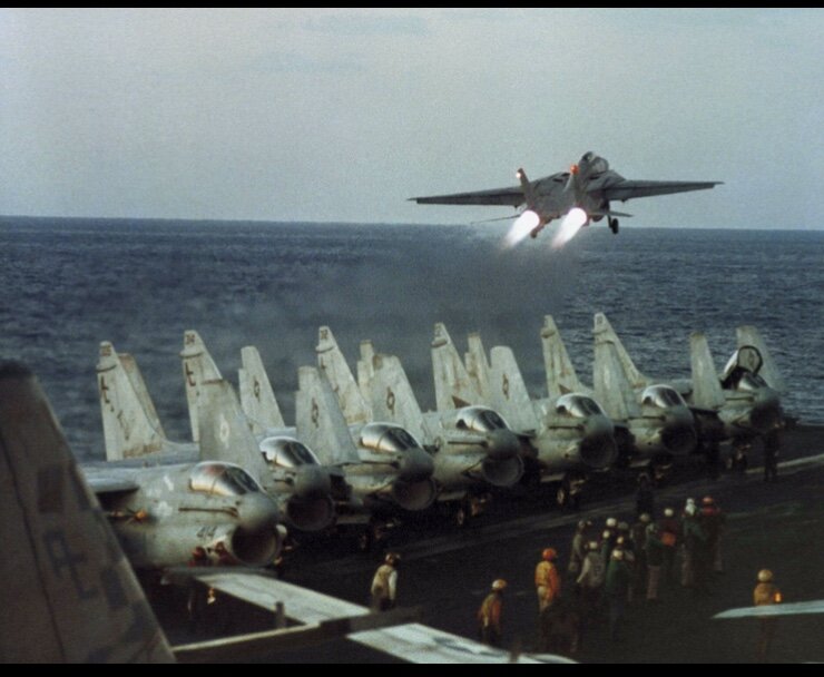 AP Photo / Anonymous                                                                   Самолеты F-14 ВМС США на авианосце USS John F. Kennedy в Красном море во время миссии по атаке иракских позиций «Буря в пустыни»