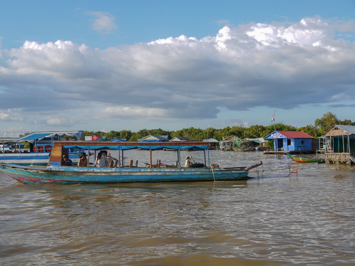 Лодки на озере Тонлесап.