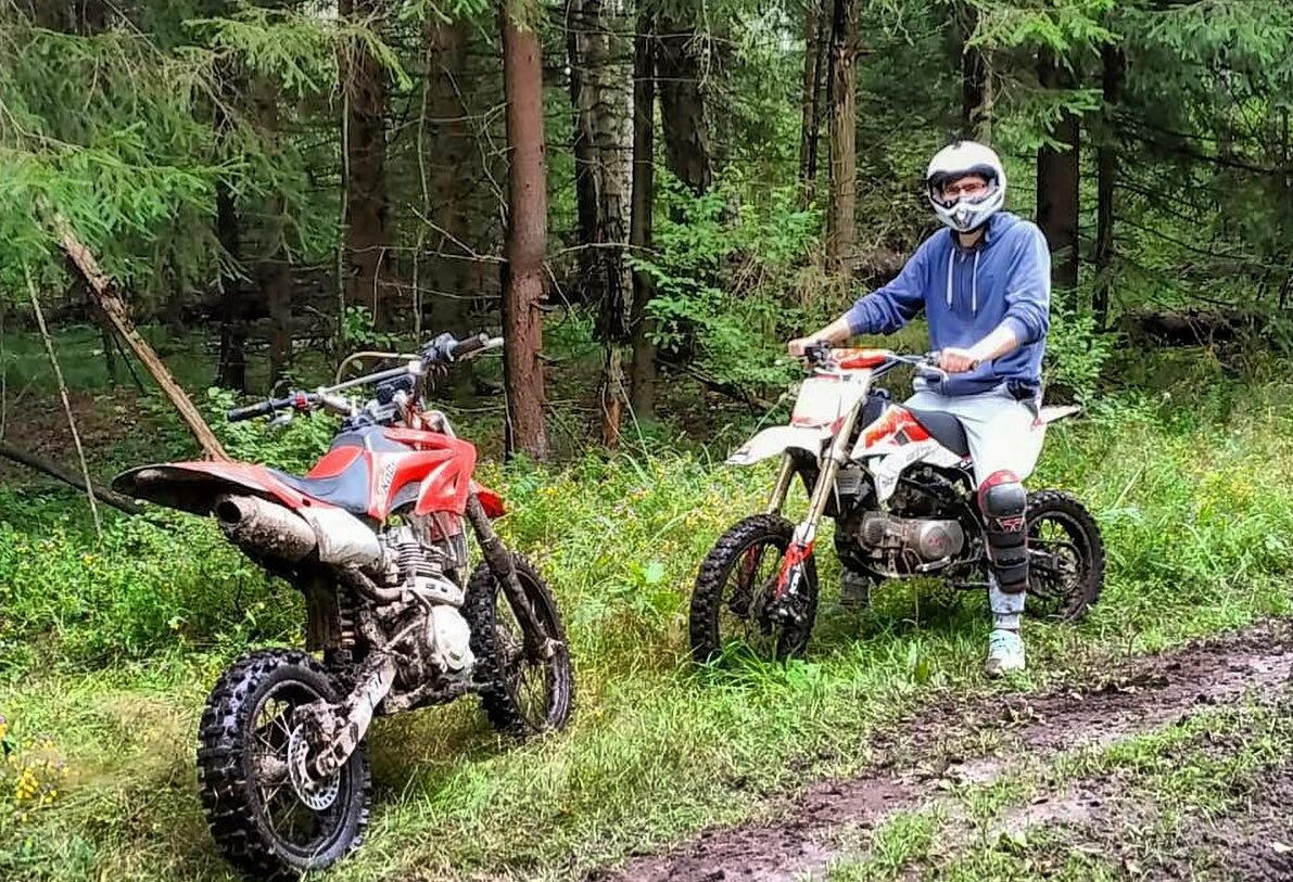 Низкая скорость, маленький объём двигателя – данные параметры лишают питбайка характеристики «транспортного средства». Помните, под понятием «транспортное средство» подразумевают тот транспорт, который может перевозить грузы или людей. Ваше устройство данной возможностью не укомплектовано. Нет также фар, номерных знаков. Следовательно, останавливать водителя нет потребности и обязанности. Следовательно, и Вам закрыты магистрали и дороги для транспорта. Доступны только лесные местности. Или особенные трассы для соревнований, которые арендуют на недолгий промежуток времени.На питбайках можно кататься на специально отведенных для этого трассах.В случае остановки Вашего маломощного инвентаря, знайте, штраф Вам могут назначить лишь по езде на дороге. В иных случаях ссылайтесь на то, что вы едете на спортивной «игрушке», защищайте себя и будьте всегда наготове. Если же вы поехали кататься на питбайке по городу, автомагистралям и т.д. — вся ответственность лежит на вас, и штрафы тут будут справедливыми.