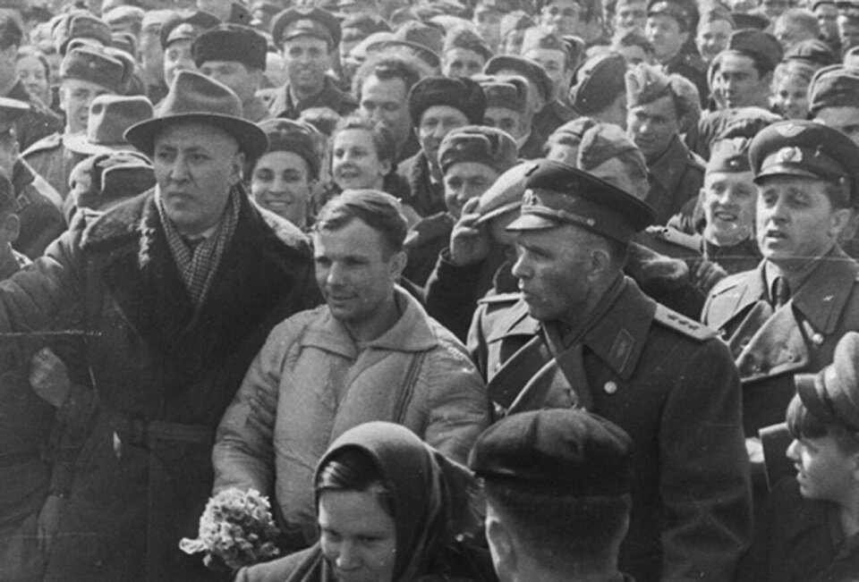 Юрий Гагарин после возращения на землю, рядом Ота Бихрамов. Источник: kak2z.ru