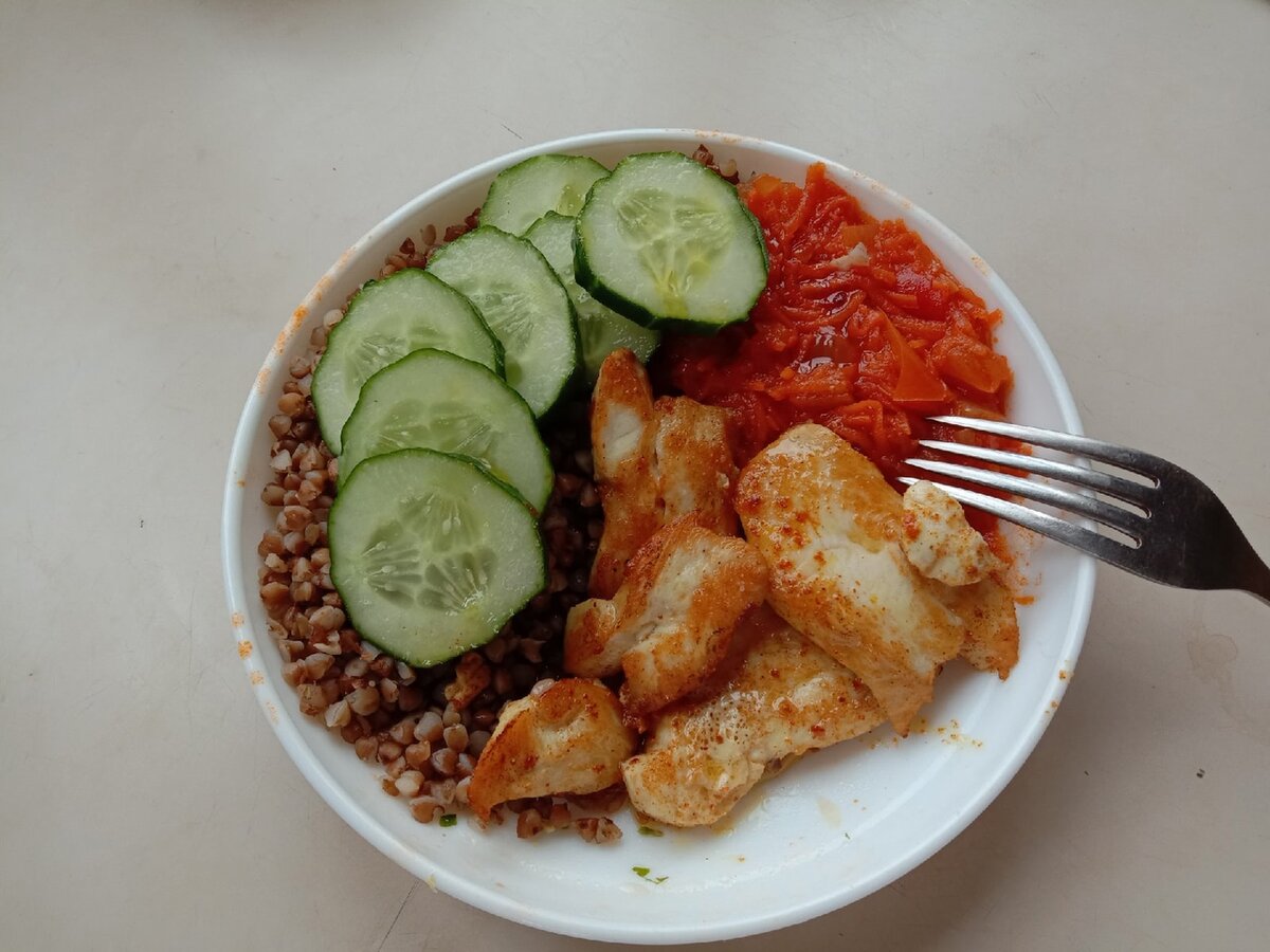 Вариант ужина - куриная грудка, гречка, лечо и огурец