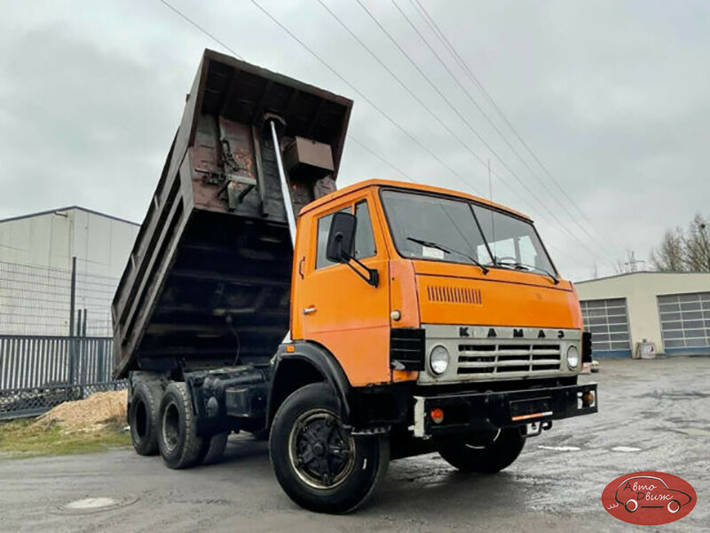 Гидравлика работает - уже хорошо! Обратите внимание на тюнинг: спереди установлены бездисковые колеса под резину на 22,5 дюйма, но сзади сохранены родные 20-дюймовые   