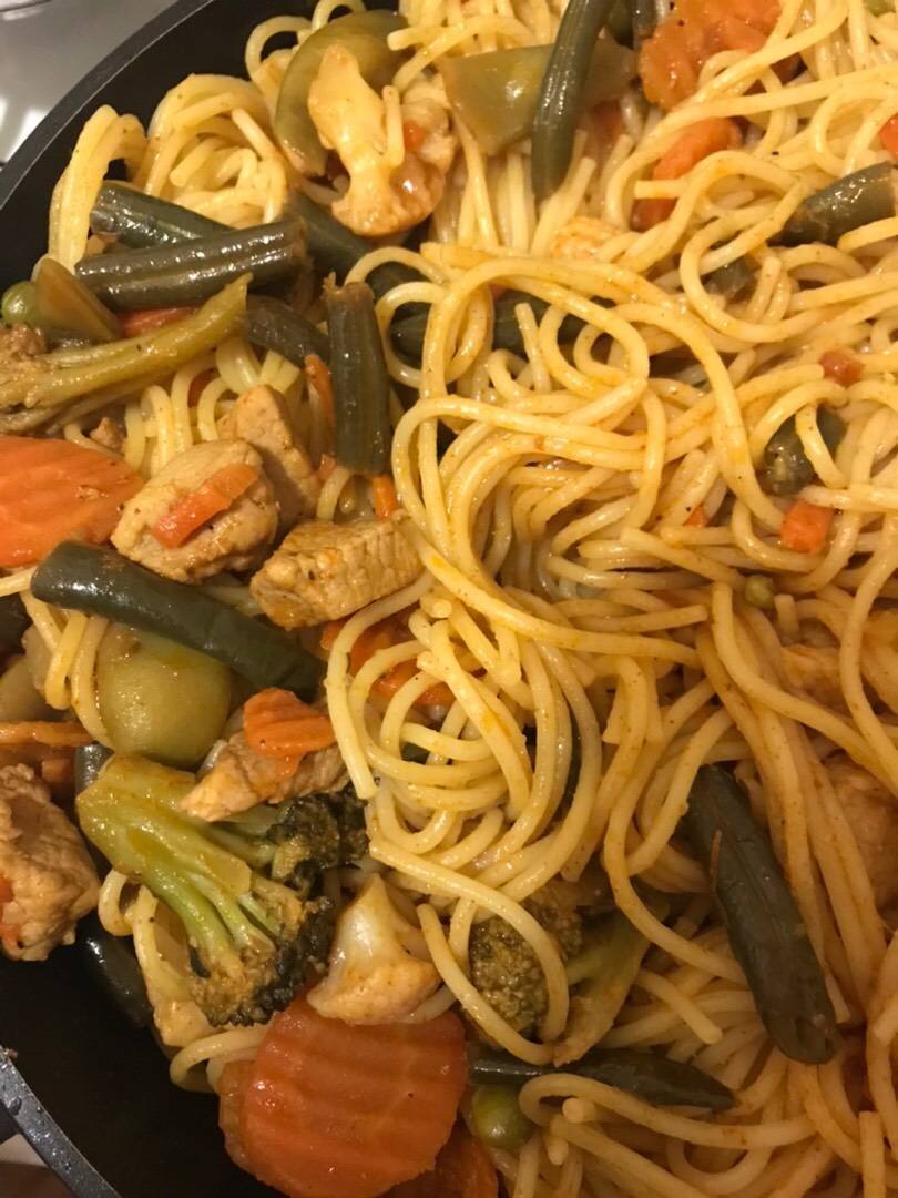 Спагетти с овощами и говядиной