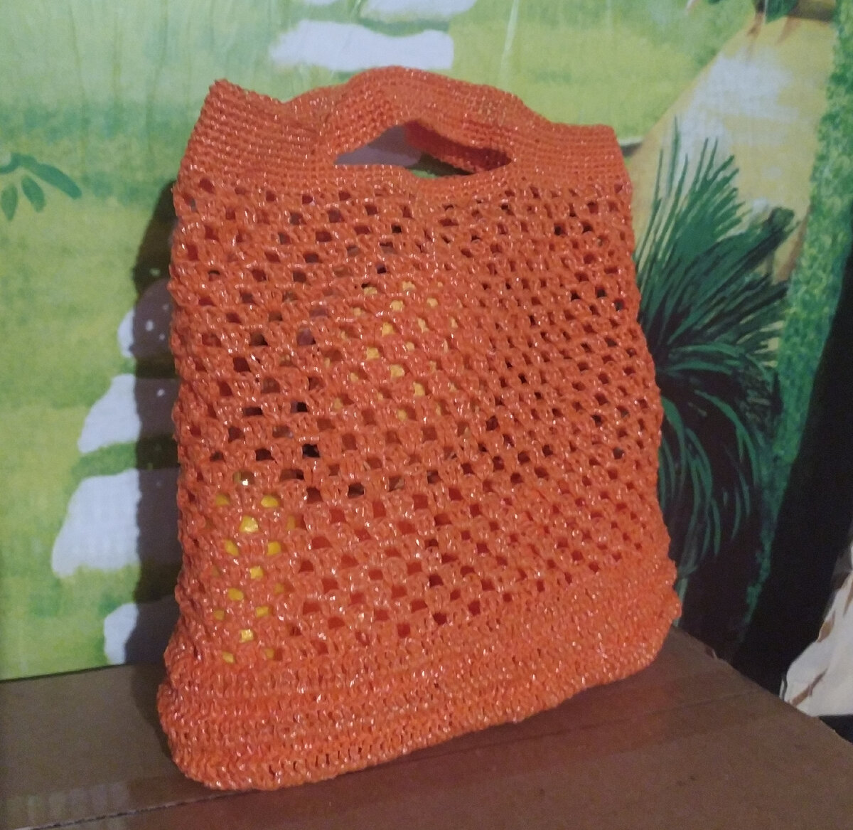 Авоська связана в одну нить. Начало вязания от донышка. Само дно вязала столбиками без накида. Стенки продолжила вязать столбиками с накидом (чтоб мелочи разные не выпали). До верха вязала "бабушкиным квадратом". Верх и ручки связала столбиками без накида. Преимущества этой сумки в её долговечности - она не теряет форму, легко стирается, не боится влаги. Летом может легко стать не авоськой, а пляжной сумкой. Вместительность это позволяет#авоська крючком #ручная работа https://vk.com/yuliya_vyaget