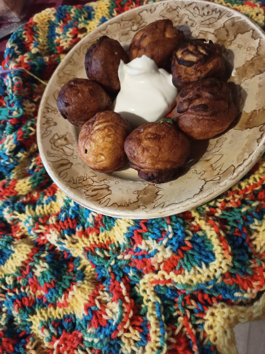 под тарелкой вязала юбку для внучки.