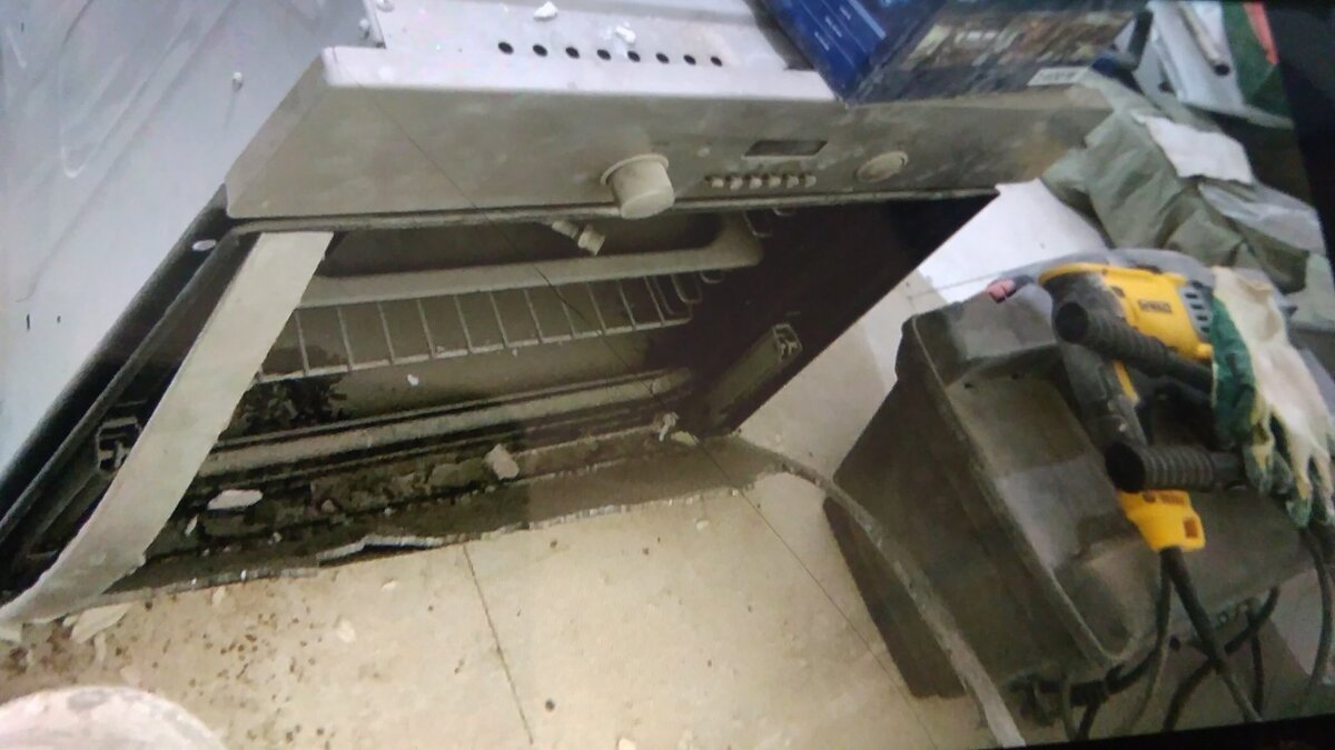 Разбитая строителями дверка духового шкафа.