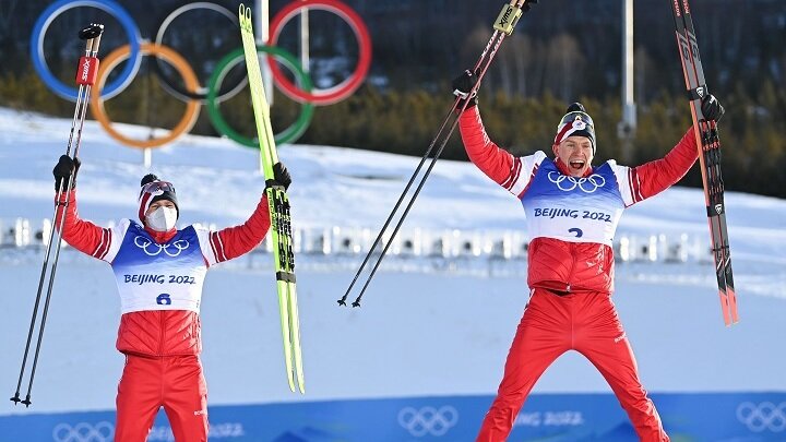 РУССКИЕ ЛЫЖНИКИ АЛЕКСАНДР БОЛЬШУНОВ (СПРАВА) И ДЕНИС СПИЦОВ ПРАЗДНУЮТ ДВОЙНОЙ УСПЕХ В СКИАТЛОНЕ. ФОТО: DENG HUA / XINHUA / GLOBAL LOOK PRESS 