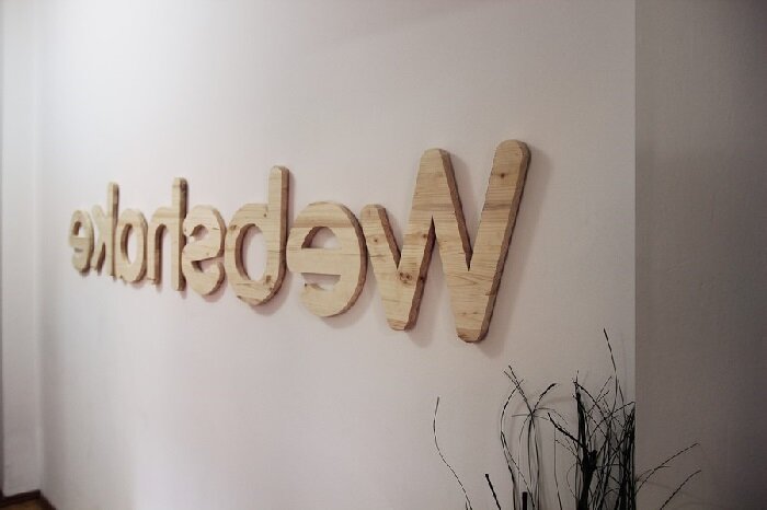 Фото Надписи 3D на стене.