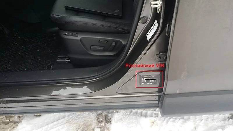 Такое расположение хоть и плохо защищено от повреждения, зато наиболее удобно, найти информацию на такой наклейке быстрее и проще всего.