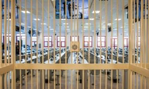 в специально построенном для суда здании.
