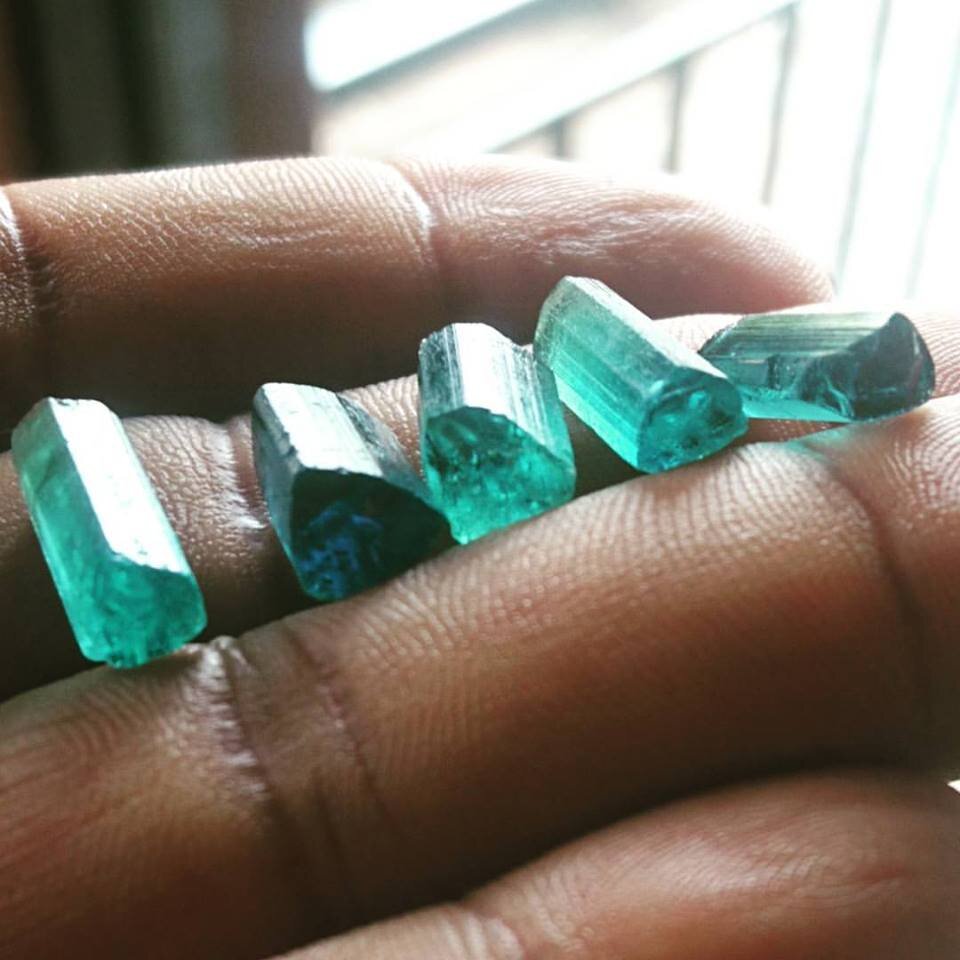Необработанные турмалины параиба