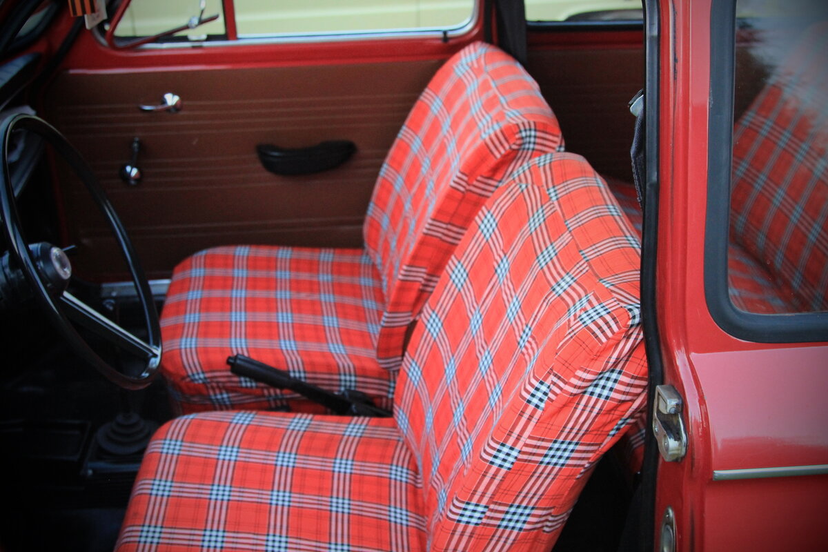 Так выглядели сиденья у рачительных владельцев советских автомобилей