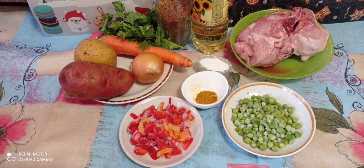 Нам понадобится: 1 стакан гречки, картофель 2-3 шт, зеленый горошек, сладкий перец, куриный суповой набор, лук, морковь, петрушка, соль, специи, растительное масло.