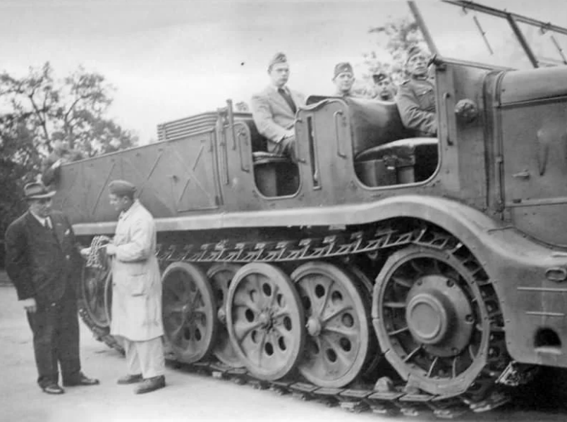 Тягач-буксировщик танков Sd.Kfz.9. Фото из открытых источников