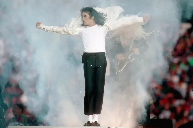 Вклад Майкла Джексона в историю моды переоценить сложно: даже те, кто не застал бешеной популярности музыканта в 80-90-е, ассоциируют белую блестящую перчатку, красную мотоциклетную куртку и белые...