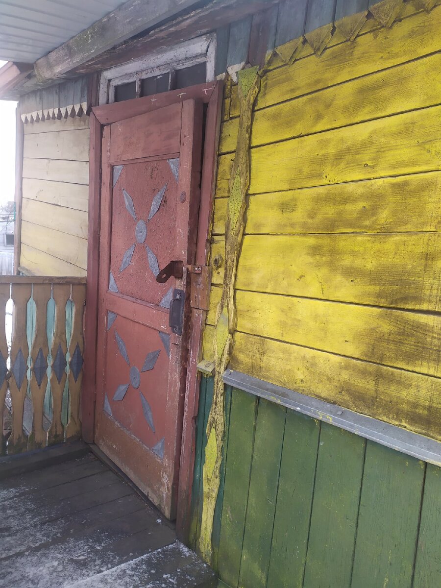 Дверь в дом не закрывается до конца.