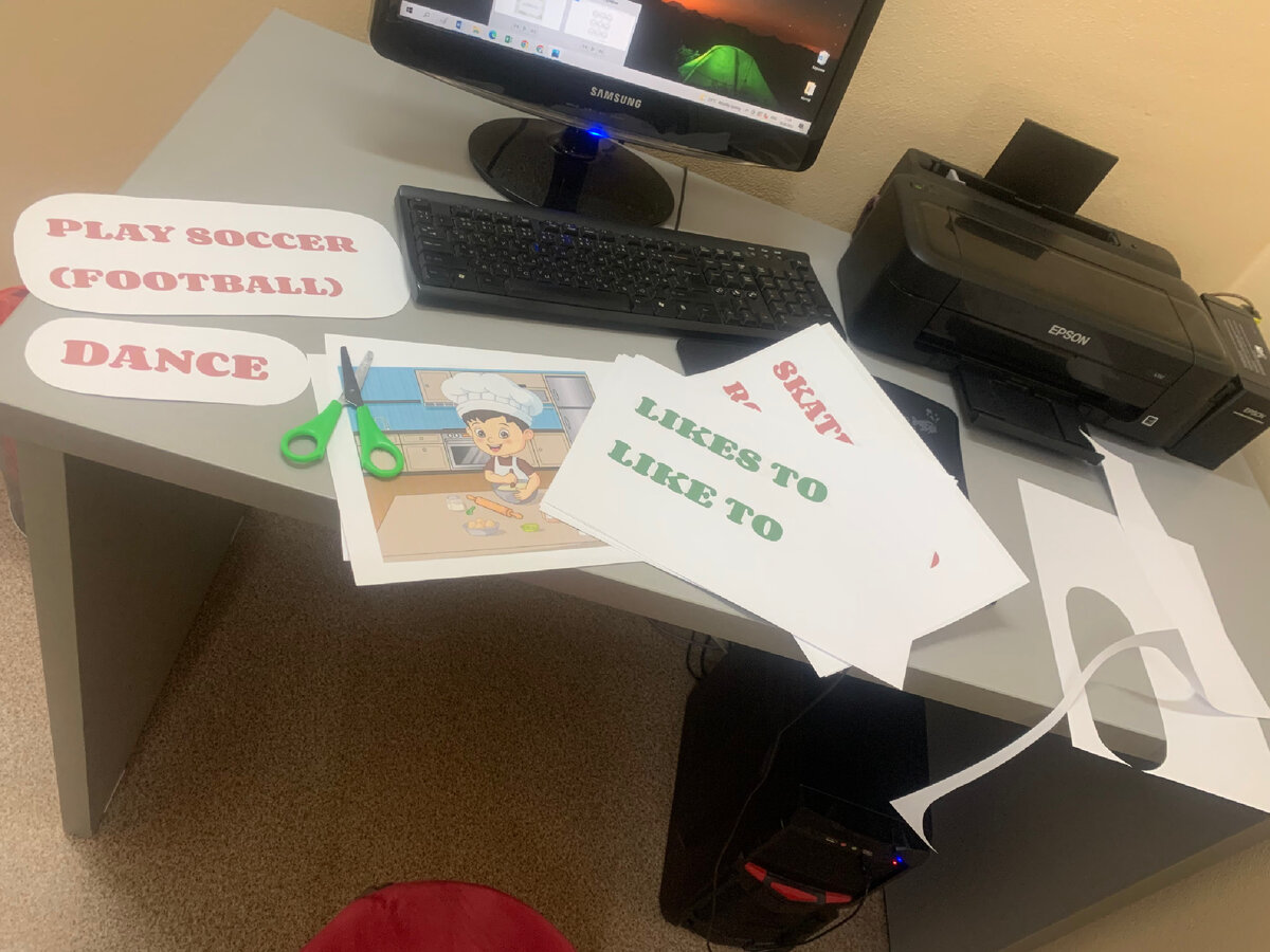 Тут есть большая комната с компьютерами и принтерами, удобно искать и сразу печатать материал для уроков. И вообще оснащение хорошее, все, что нужно, есть.