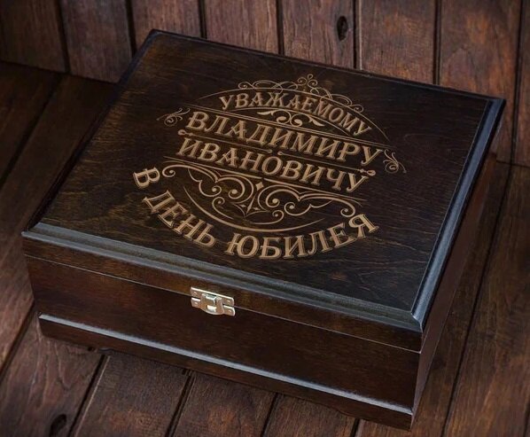Деревянная шкатулка с персональной надписью