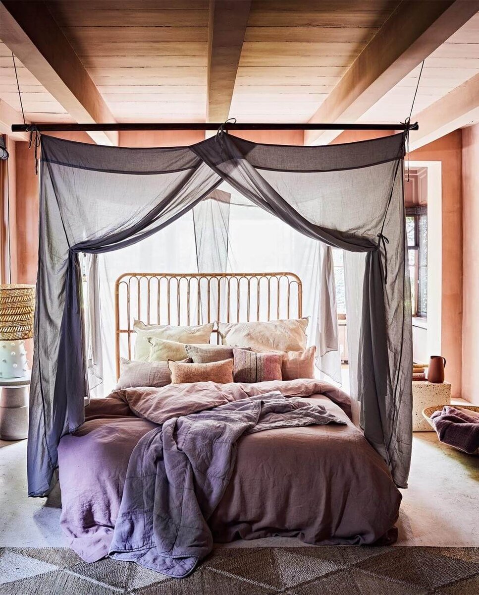 Текстиль лиловых оттенков в спальне поможет создать уютную сонную дымку, располагающую к умиротворению. Можно поэксперементировать и соорудить балдахин или придумать красивые драпировки. Vtvonen