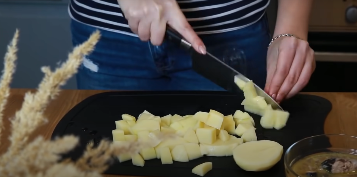 режем картофель кубиком.