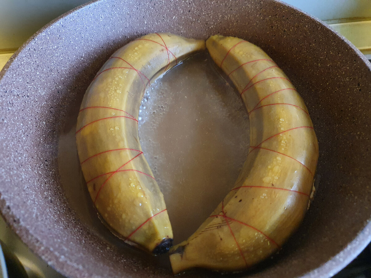 Перевязали ниткой и тушим в небольшом количестве воды