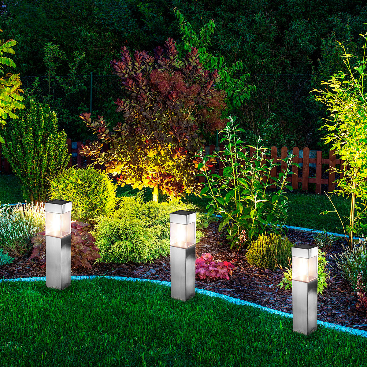 Солнечные светильники "Трио серебро" (Артикул: 08469) Светильники  выполнены в классическом дизайне и будут всегда актуальны. В саду, у гаража, у дома светильники обеспечат достаточное освещение. Светильники работают от солнечной батареи и аккумуляторов (входят в комплект поставки). Светильники вставляются в землю с помощью штекеров. Материал: пластик, металл. Размеры: 5,5 х 5,5 х 39 см. В комплекте 3 светильника.