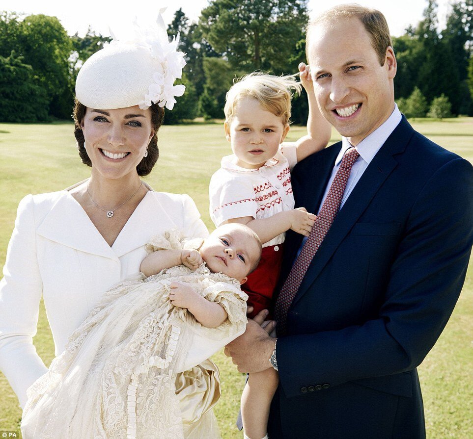 Родился 7 принцем. Принц Великобритании Уильям и Кейт Миддлтон. Принцесса Англии Кейт Миддлтон. Семья принца Уильяма и Кейт Миддлтон. Принцесса Кейт и принц Уильям.