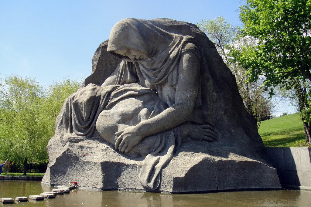 гвоздики погибшим воинам. гвоздики у вечного огня. день памяти жертв политических репрессий. вечная память погибшим в чечне. свеча памяти.