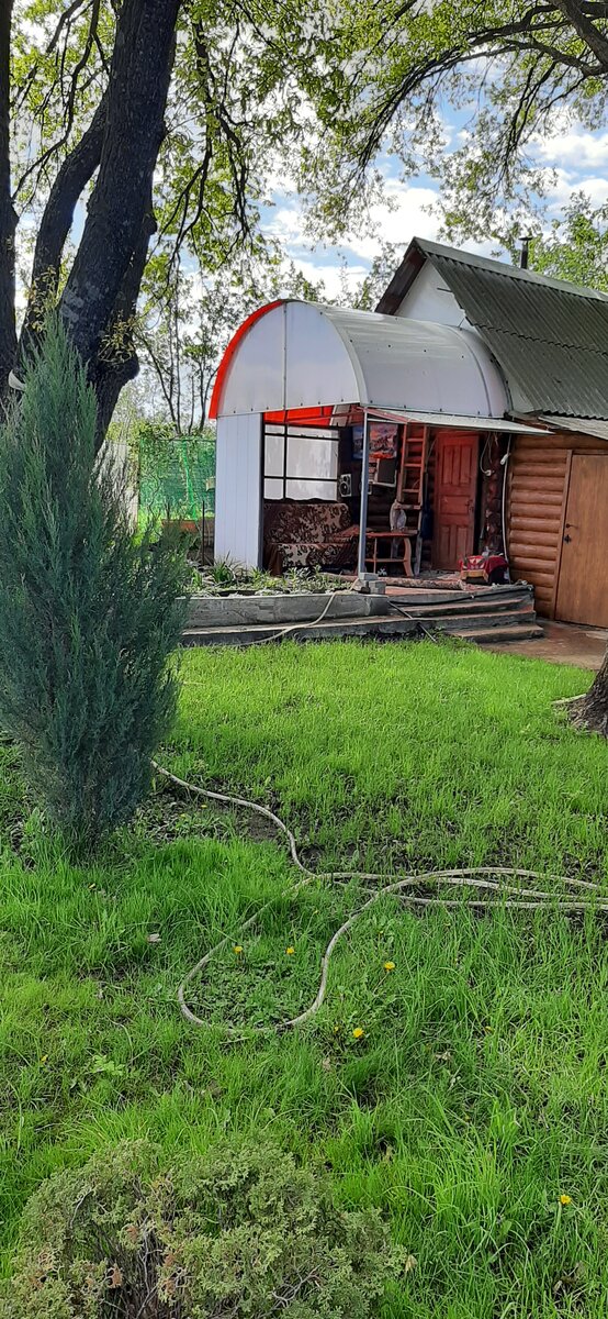 Внешний вид бани, входная зона через навес. 