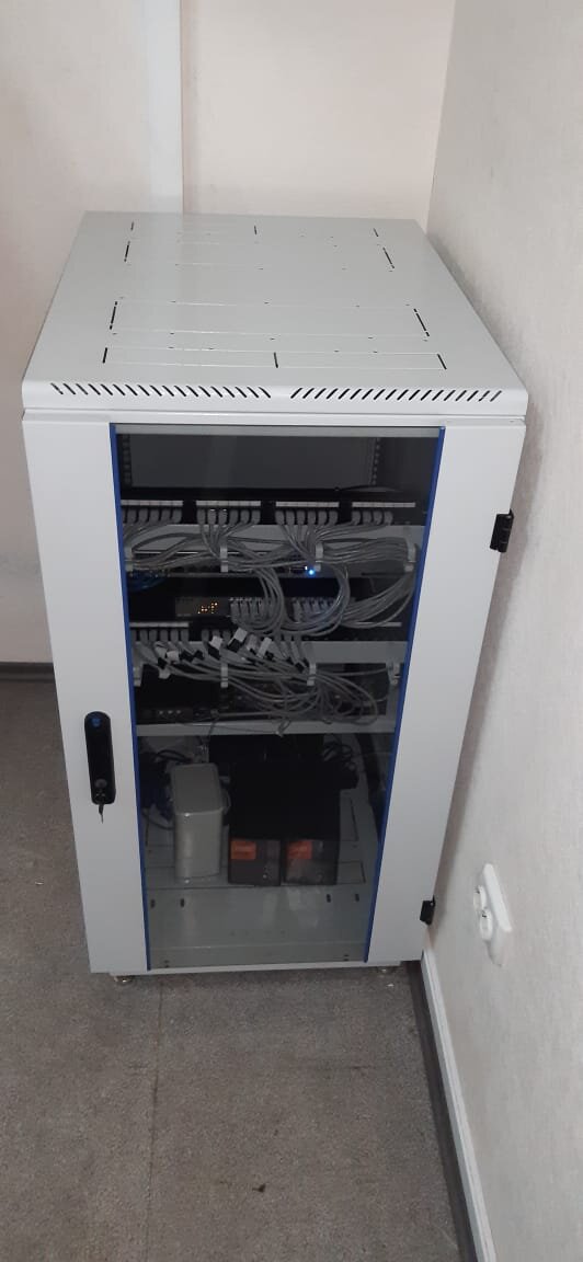 Вот такая красота получилась,как должно выглядеть серверное оборудование после наведения порядка
 