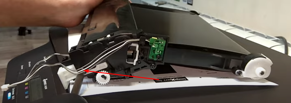  Выкручиваем винт на боковой стенке ленты переноса.