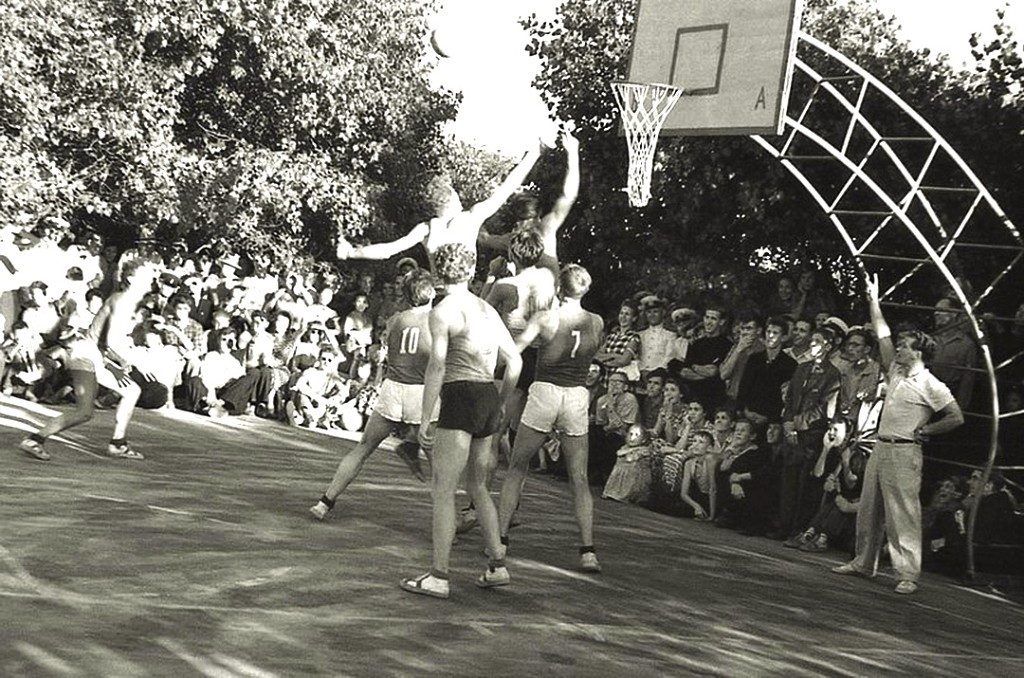 1 матч баскетбол. Баскетбол в 1891 году. Баскетбол в России 1901. Баскетбол 1937 год СССР. История баскетбола.