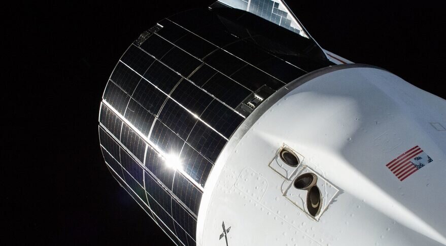 Ранее в этом году к Международной космической станции пристыковался грузовой космический корабль Dragon, на котором видны несколько его двигателей Draco. Фото: НАСА