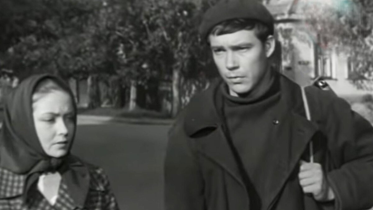 Кадр из фильма "Суровые километры". Алексей приезжает на место гибели друга. Алексей (Николай Мерзликин), Таня (Жанна Болотова).