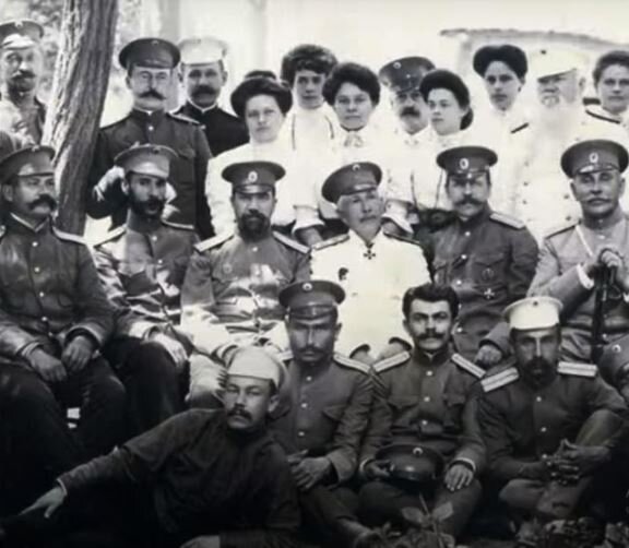 в центре, в белом кителе сидит В.С.Гейнцельман