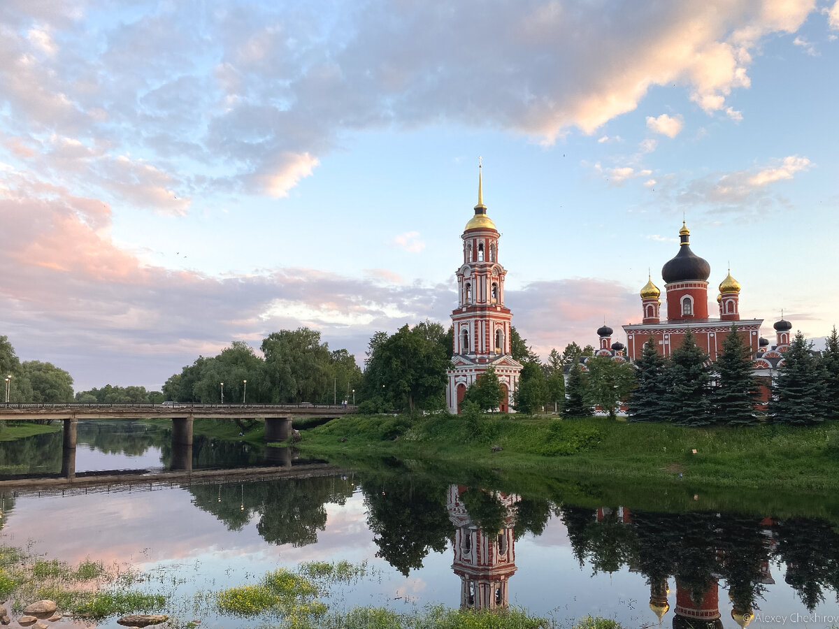 Собор Воскресения Христова, вид с набережной р. Порысть