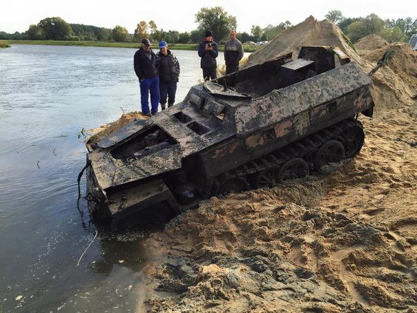 Из воды подняли бронетранспортер Sd.Kfz. 250