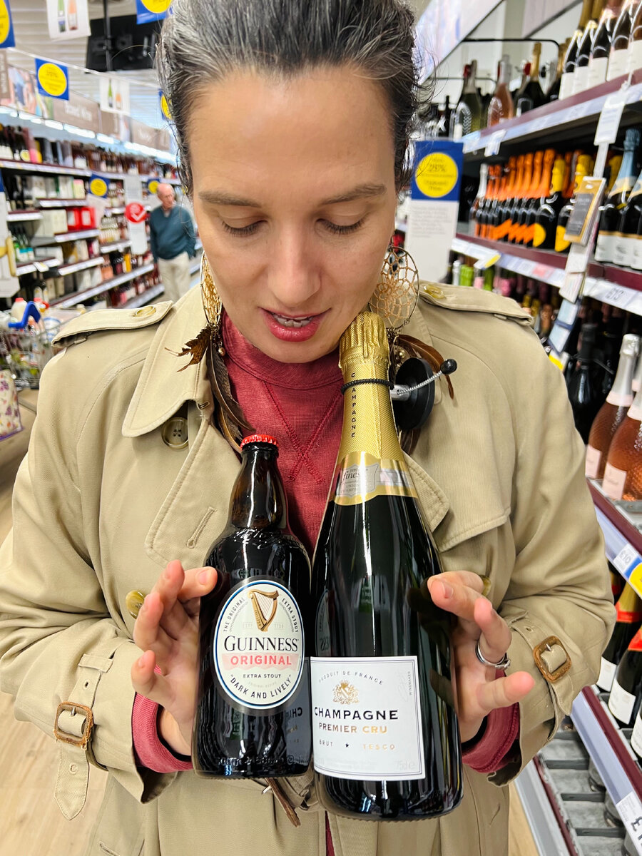 Коктейль «Чёрный бархат». Вспоминается фраза: «Водка без пива - деньги на ветер!». Правда, в этом случае вместо водки выступает шампанское. Фотография из личного архива.