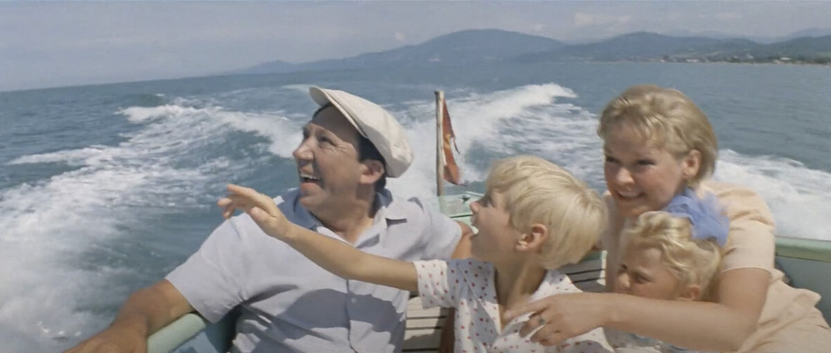 Морская прогулка семьи Горбунковых вдоль адлерского побережья © Мосфильм  