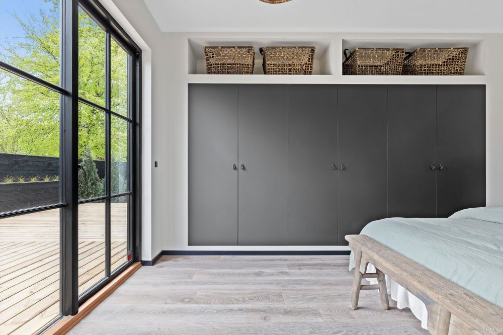 Стильный каркасный дом 128 м²: плоская кровля, большая терраса-столовая ...