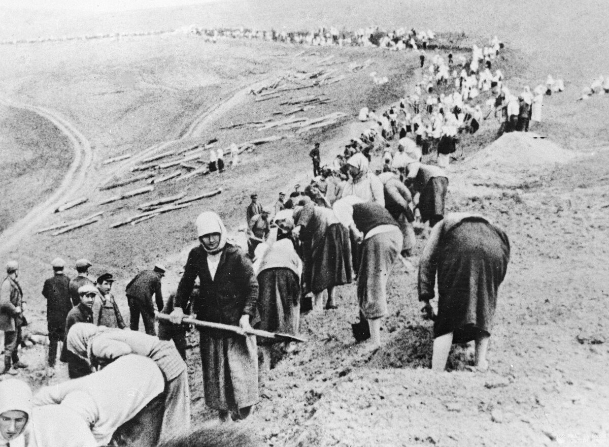 Колхозники строят оборонительные рубежи в прифронтовой полосе 01 июля 1941 года.