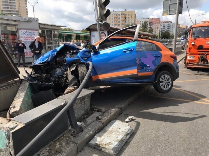 Иногда водители гоняют на каршеринге, чтобы сэкономить деньги а результат плачевный! 