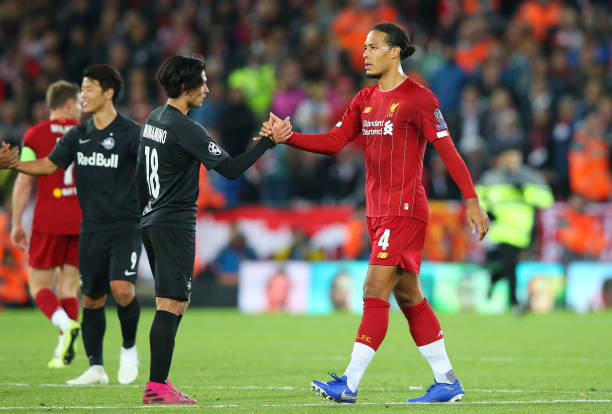 Источник: https://www.gettyimages.co.nz/photos/minamino-and-van-dijk-handshake?assettype=image&family=editorial&phrase=minamino%20and%20van%20dijk%20handshake&sort=mostpopular