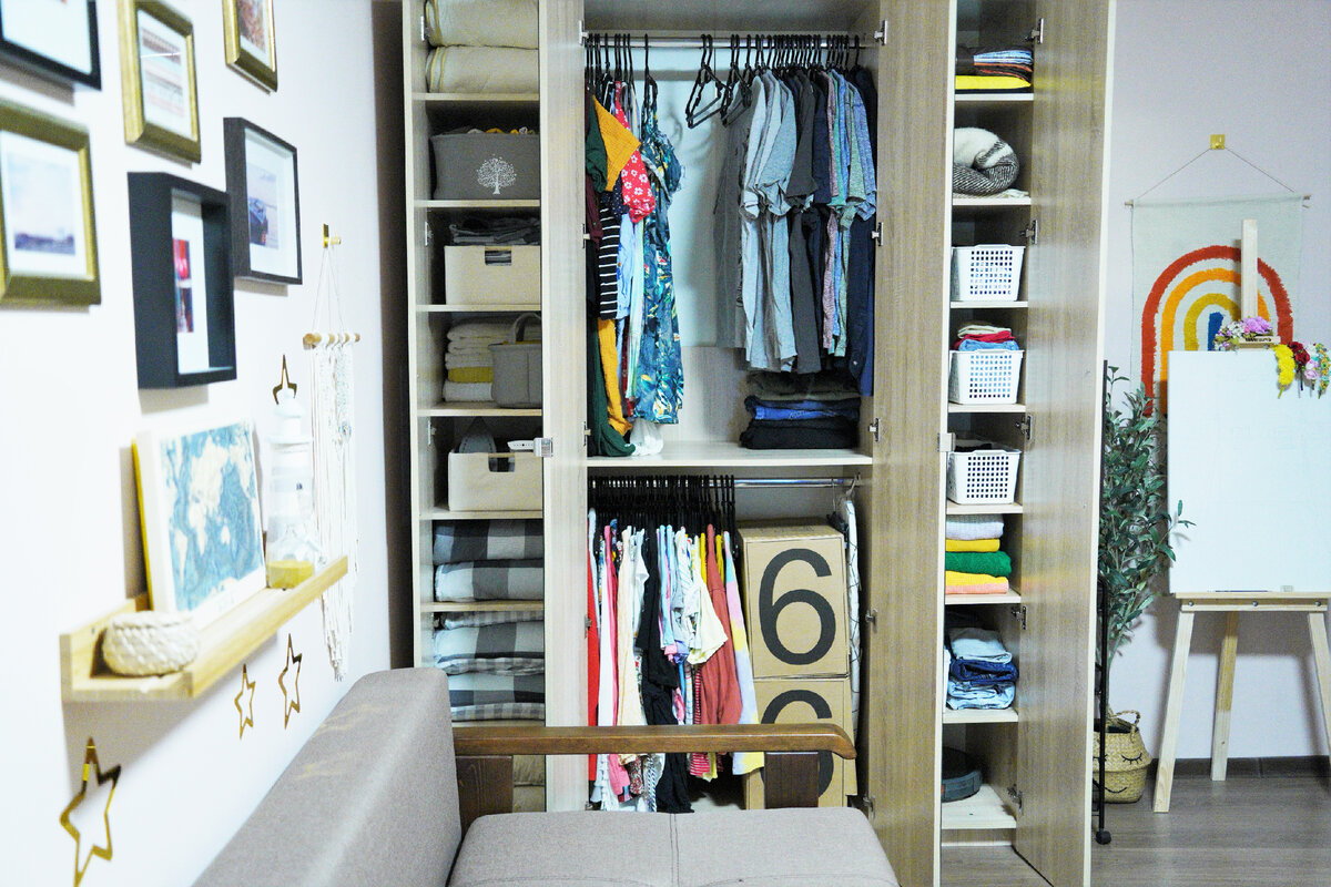 Шкаф с дополнительными полками - теперь я не храню в нем воздух. Здесь вся наша одежда, кроме верхней (она в маленькой комнате - убрана до осени и зимы).