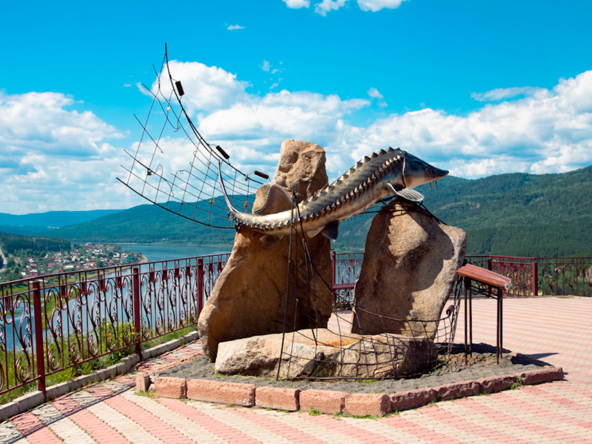 Памятники красноярск. Смотровая площадка Красноярск царь-рыба. Царь-рыба памятник в Красноярске. Смотровая площадка Дивногорск царь рыба. Памятник Астафьеву царь-рыба.