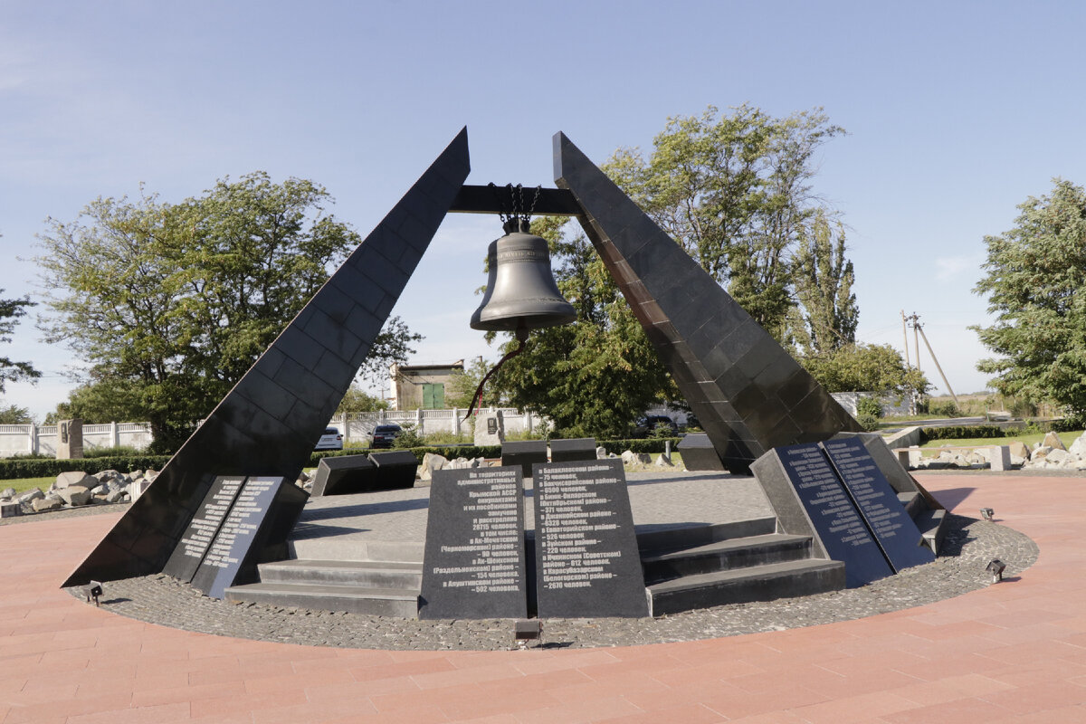 Поминальный колокол в мемориальном комплексе «Концлагерь «Красный»