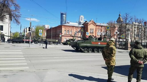 Снег 2 мая 1984 свердловск. Парад Екатеринбург 2022. Парад 9 мая Екатеринбург. Парад в Екатеринбурге 2023. 7 Мая Екатеринбург.